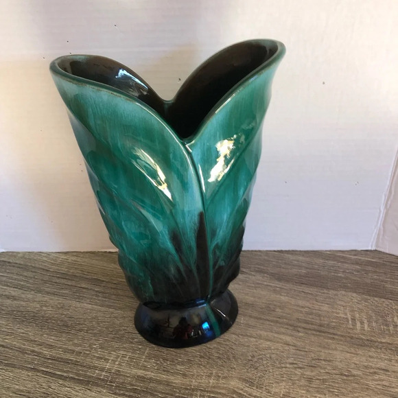 Vtg Blue Mountain Pottery Split Leaf Vase - Picture 1 of 10